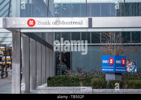 TORONTO, KANADA - 14. NOVEMBER 2018: Bank von Montreal logo, bekannt als BMO, auf einer der ihren Sitz. Genannt sowie die Banque de Montreal, es ist eine o Stockfoto