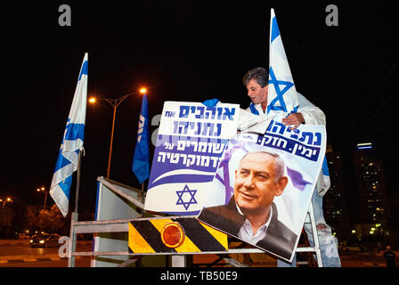 Ein Anhänger von Ministerpräsident Benjamin Netanjahu mit Plakaten auf einer Kundgebung zur Unterstützung der Likud Partei in Be'er Sheva, Israel gesehen. Israel wird eine nationale Wahl gedrückt halten, nachdem der Premierminister Benjamin Netanjahu konnte eine Koalitionsregierung mit ehemaligen Verteidigungsminister, Avigdor Lieberman zu errichten. Stockfoto