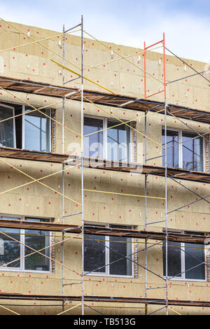 Wärmedämmung von externen festen Wand. Fassade thermischen Schutz. hauswand unter Renovierung Stockfoto