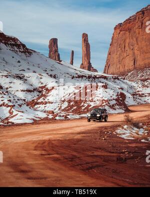 4x4 Pflege in der Mitte der Straße in geparkt Der verschneite Canyon Stockfoto