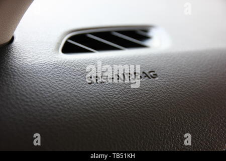 Airbag, neues Auto auf verkaufen in den Automobilhersteller hinzufügen mehr Sicherheit als Verkaufsargument für Produkte. Stockfoto