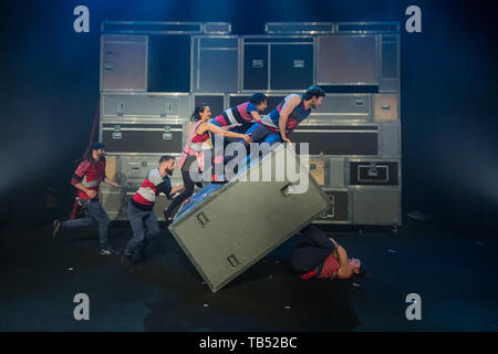 FLIP Fabrique Versandverfahren durchführen. Renommierte Zirkus Truppe aus Kanada führen verschiedene Akrobatik während der Unterleib Festival Southbank, London, UK. Stockfoto