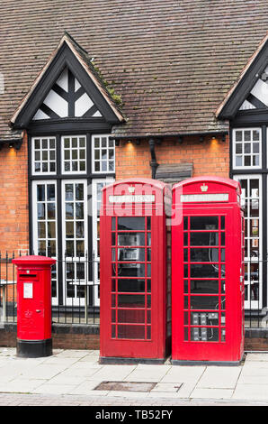 Telefonzellen und Post Box in Rot in Stratford-upon-Avon, Großbritannien Stockfoto