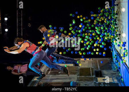 FLIP Fabrique Versandverfahren durchführen. Renommierte Zirkus Truppe aus Kanada führen verschiedene Akrobatik während der Unterleib Festival Southbank, London, UK. Stockfoto