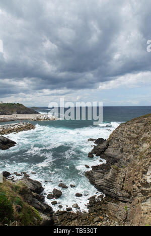 Künstliche Hafen - mit Bausteinen von Beton - Puerto de Vega, Asturien, Spanien. Stockfoto