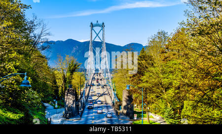 Berufsverkehr auf der Lions Gate Bridge, oder First Narrows Bridge zwischen den Stanley Park und den Gemeinden im Norden und Westen Vancouver, BC, Kanada Stockfoto