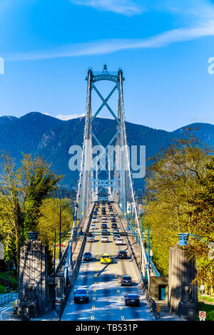 Berufsverkehr auf der Lions Gate Bridge, oder First Narrows Bridge zwischen den Stanley Park und den Gemeinden im Norden und Westen Vancouver, BC, Kanada Stockfoto