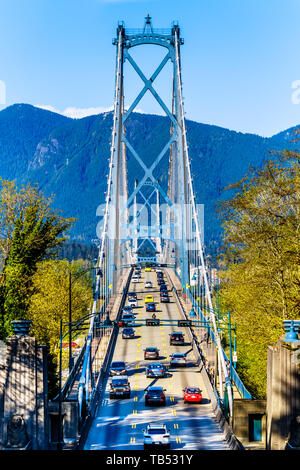 Berufsverkehr auf der Lions Gate Bridge, oder First Narrows Bridge zwischen den Stanley Park und den Gemeinden im Norden und Westen Vancouver, BC, Kanada Stockfoto