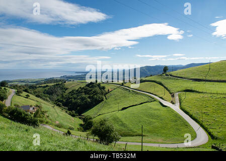 Eine Landstraße in den Bergen oberhalb von Luarca, Asturien, Spanien./eine Landstraße in den Bergen oberhalb von Luarca, Asturien, Spanien. Stockfoto