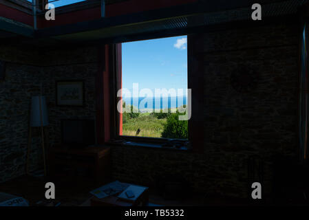 Ein Raum mit Blick auf den Atlantik, Asturien, Spanien. /Ein Zimmer mit Blick auf den Atlantik, Asturien, Spanien. Stockfoto