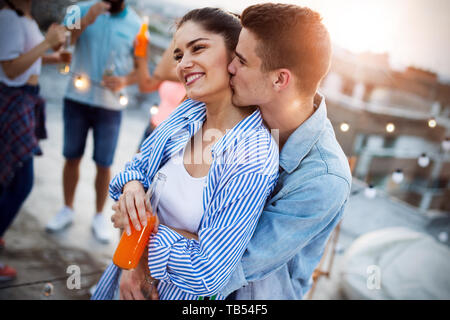 Glückliches Paar Getränken und Balkon. Stockfoto