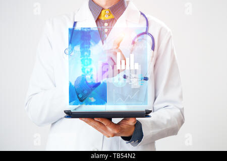 Arzt interagiert mit virtuellen Bildschirm der neuen Technologie für die Medizin. Stockfoto