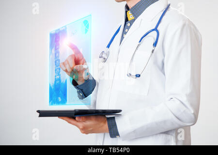 Arzt interagiert mit virtuellen Bildschirm der neuen Technologie für die Medizin. Stockfoto