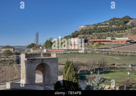 Rest der mittelalterlichen Stadtmauer des Dorfes Curiel de Duero mit der Weinkellerei im Hintergrund in der Provinz Valladolid, Castilla y León, Spanien. Stockfoto
