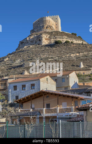 Typisches Haus des Dorfes Curiel de Duero mit der Burg auf der felsigen Hügel im Hintergrund in Valladolid, Castilla y León, Spanien, Europa Stockfoto