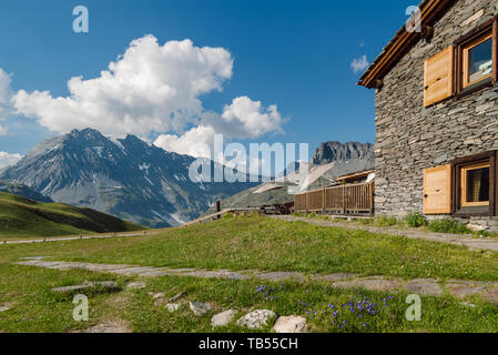 Sommer Alpine Landschaft mit Berg Hütte (Refuge du Plan du Lac) im Nationalpark Vanoise, Französischen Alpen. Ansicht der Grande Casse Мountain. Stockfoto