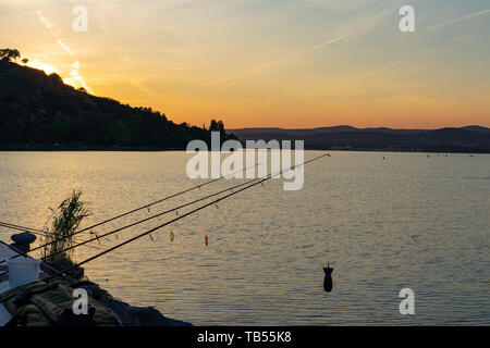 Silhouetten einer fishermans Angeln am Balaton Ungarn bei Sonnenuntergang Sonnenaufgang Stockfoto