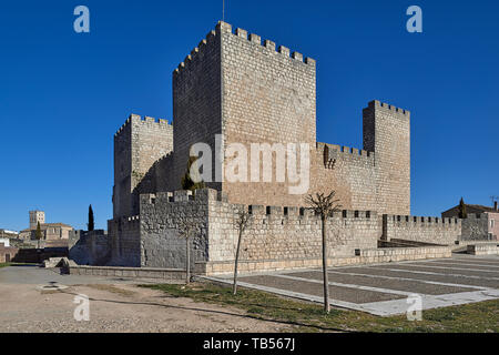 Schloss von Encinas de Esgueva aus dem 14. Jahrhundert, mit vier hohen Türmen und in Werkstein, wo König Heinrich III. lebte und heute ist ein Getreidesilo, Val gemacht Stockfoto