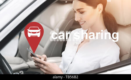 Gemeinsame Nutzung von Wirtschaft. Business Frau mit Car Sharing mobile Anwendung, in vermietung Transport sitzend, Panorama Stockfoto