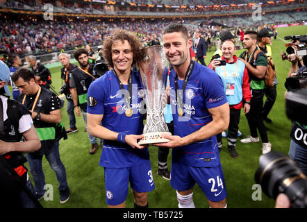 Chelsea's David Luiz (links) und Gary Cahill feiern mit der Trophäe nach dem UEFA Europa League Finale im Olympiastadion, Baku, Aserbaidschan. Stockfoto