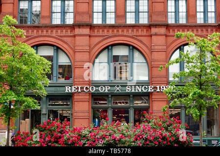 Houston Street Fassade von REI Co-Op, dem SoHo Flagship-Store, bekannt für Outdoor-Kleidung und -Ausrüstung, New York, NY, USA Stockfoto