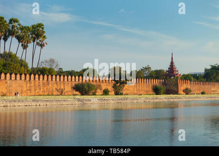 Wassergraben, Befestigungsanlagen und Pagode, die an den Wänden der Königlichen Palast in Mandalay, Myanmar Stockfoto