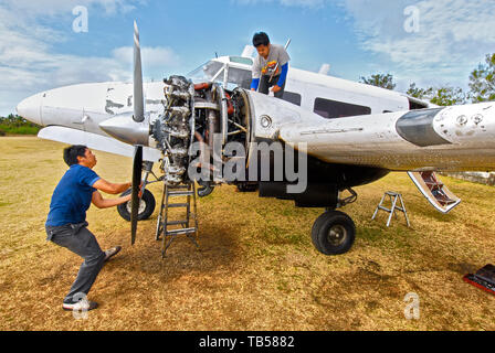 Cuyo Insel, Provinz Palawan, Philippinen: Volpar Beechcraft Frachtflugzeug mit offenem Motor unter Wartung am Flughafen Stockfoto