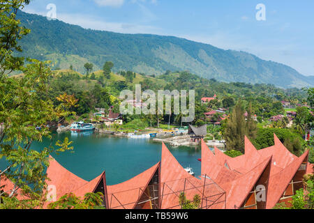 Traditionelle Batak Dach Architektur in Tuk Tuk auf der Insel Samosir, Lake Toba,, Sumatra, Indonesien Stockfoto