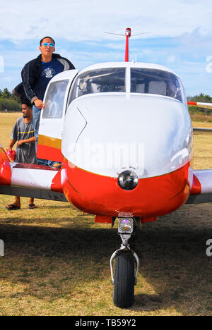 Cuyo Insel, Provinz Palawan, Philippinen: Nahaufnahme eines roten und weißen Piper Aztech Flugzeug mit Pilot Parkplatz an der Cuyo Stockfoto