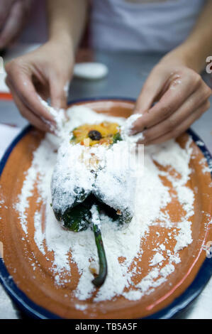 Ein Kochkurs gelehrt von Chel Alonso Hernandez, lernten die Teilnehmer die traditionellen saisonalen Chiles en Nogada Gericht zu machen. Mesones Sacristia Puebla Stockfoto