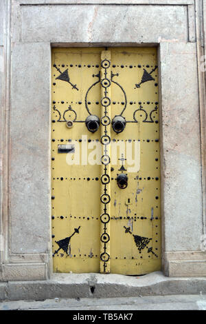 Die traditionelle verzierte Tür von einem Haus aus dem 17. Jahrhundert in einer Gasse der Medina (Altstadt) von Tunis, Tunesien. Stockfoto