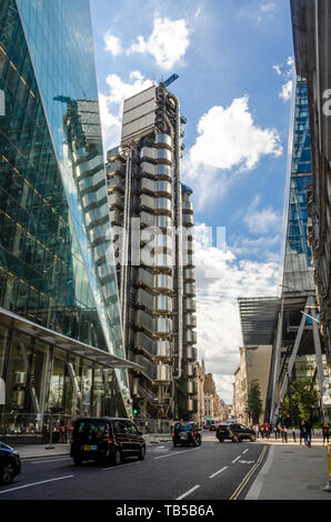 Ein Blick hinunter Leadenhall Straße im Finanzviertel der Stadt London, Großbritannien Stockfoto
