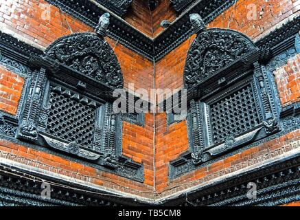 Kunstvoll Fenster Gitter in der traditionellen Newar Stil in Kumari Chowk Innenhof geschnitzt, Kumari Bahal Tempel, Durbar Square, Kathmandu, Nepal Stockfoto