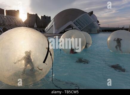 Kinder im Weg - in Wasserball, Zorbing Ball, auf dem Teich vor dem IMAX-Kino L'Hemisferic, CAC, Ciutat des Arts ich les Ciencies, Architekt Stockfoto