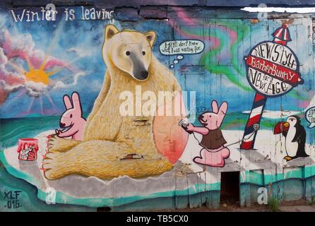 Polar Bear sitzt in der Sonne, Fell rasiert aus ist, Wandbild auf Klimawandel, Street Art, Altstadt El Carme, Valencia, Spanien Stockfoto