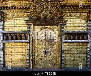 Golden Door bei hariti Tempel, auch Ajima Tempel, auf dem Gelände der Swayambhunath Stupa oder Monkey Tempel, Kathmandu, Nepal Stockfoto