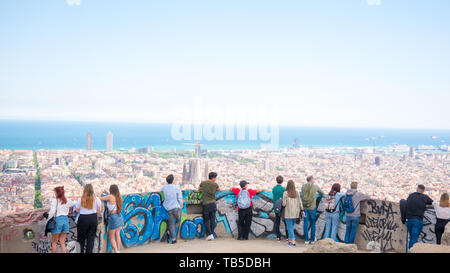 Barcelona, Spanien. Mai 2019. Menschen beobachten Ausblick auf Barcelona auf Bunker del Carmel Stockfoto