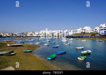 Fischerboote bei Ebbe, die Lagune Charco de San Gines, Arrecife, Lanzarote, Kanarische Inseln, Spanien Stockfoto