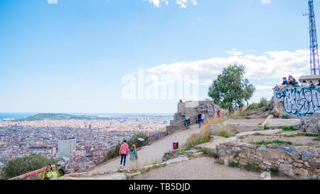 Barcelona, Spanien. Mai 2019. Menschen beobachten Ausblick auf Barcelona auf Bunker del Carmel Stockfoto