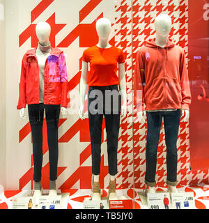 BANGKOK, THAILAND - Dezember 22, 2018: Vor der Uniqlo speichern. Luxus und modische Marke Fenster anzuzeigen. Winter Kollektion begrüßte die Weihnachten Stockfoto