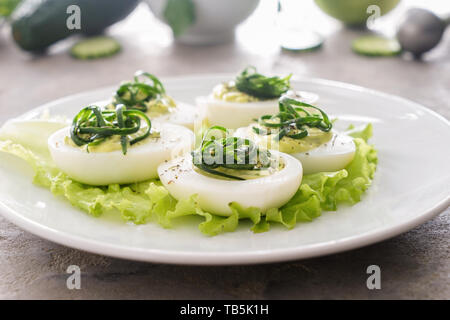 Leckere Russische Eier auf Platte, Nahaufnahme Stockfoto