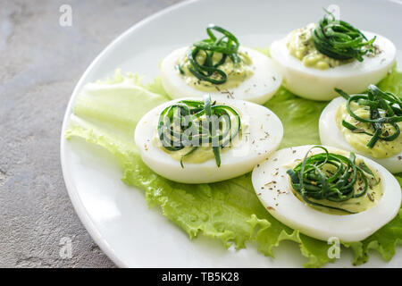 Leckere Russische Eier auf Platte, Nahaufnahme Stockfoto