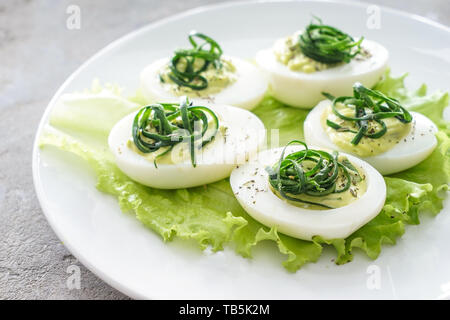 Leckere Russische Eier auf Platte, Nahaufnahme Stockfoto