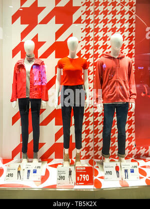 BANGKOK, THAILAND - Dezember 22, 2018: Vor der Uniqlo speichern. Luxus und modische Marke Fenster anzuzeigen. Winter Kollektion begrüßte die Weihnachten Stockfoto