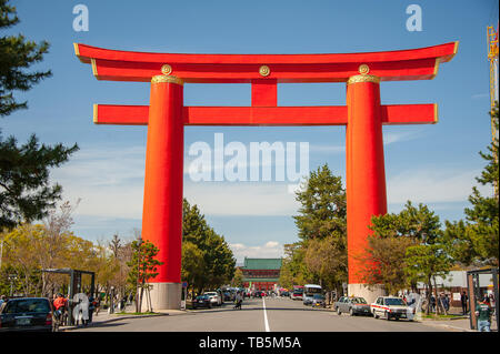 Kyoto, Japan - April 2019: Riesige Torii, das Haupttor der Heian-jingu Schrein. Stockfoto