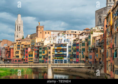 Stiftskirche Sant Felix (Pujada de Sant Feliu) und mehrere Häuser von der Brücke über den Fluss Onyar, Girona, Spanien farbige Stockfoto