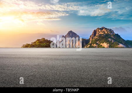 Asphalt und schöne huangshan Berge Natur Landschaft bei Sonnenaufgang Stockfoto