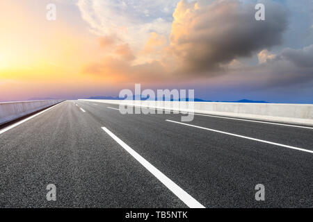 Asphalt Autobahn Straße und schöne huangshan Berge Natur Landschaft bei Sonnenaufgang Stockfoto