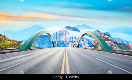 Asphalt Autobahn Straße und schöne huangshan Berge Natur Landschaft Stockfoto