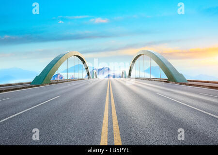 Asphalt Autobahn Straße und schöne huangshan Berge Natur Landschaft Stockfoto